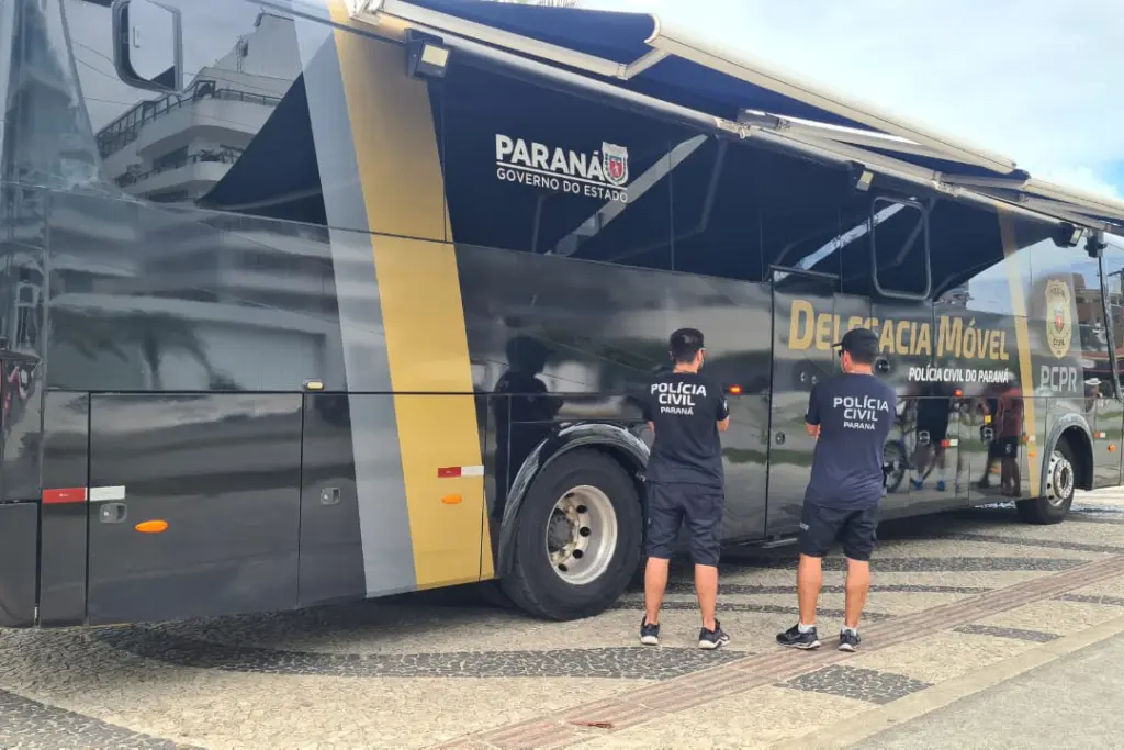 Imagem de um ônibus da Delegacia Móvel do Paraná, com policiais civis trabalhando na operação. O veículo é parte das iniciativas do governo do estado. Delegacia Móvel da PCPR é ponto de referência nos eventos do Verão Maior Paraná
