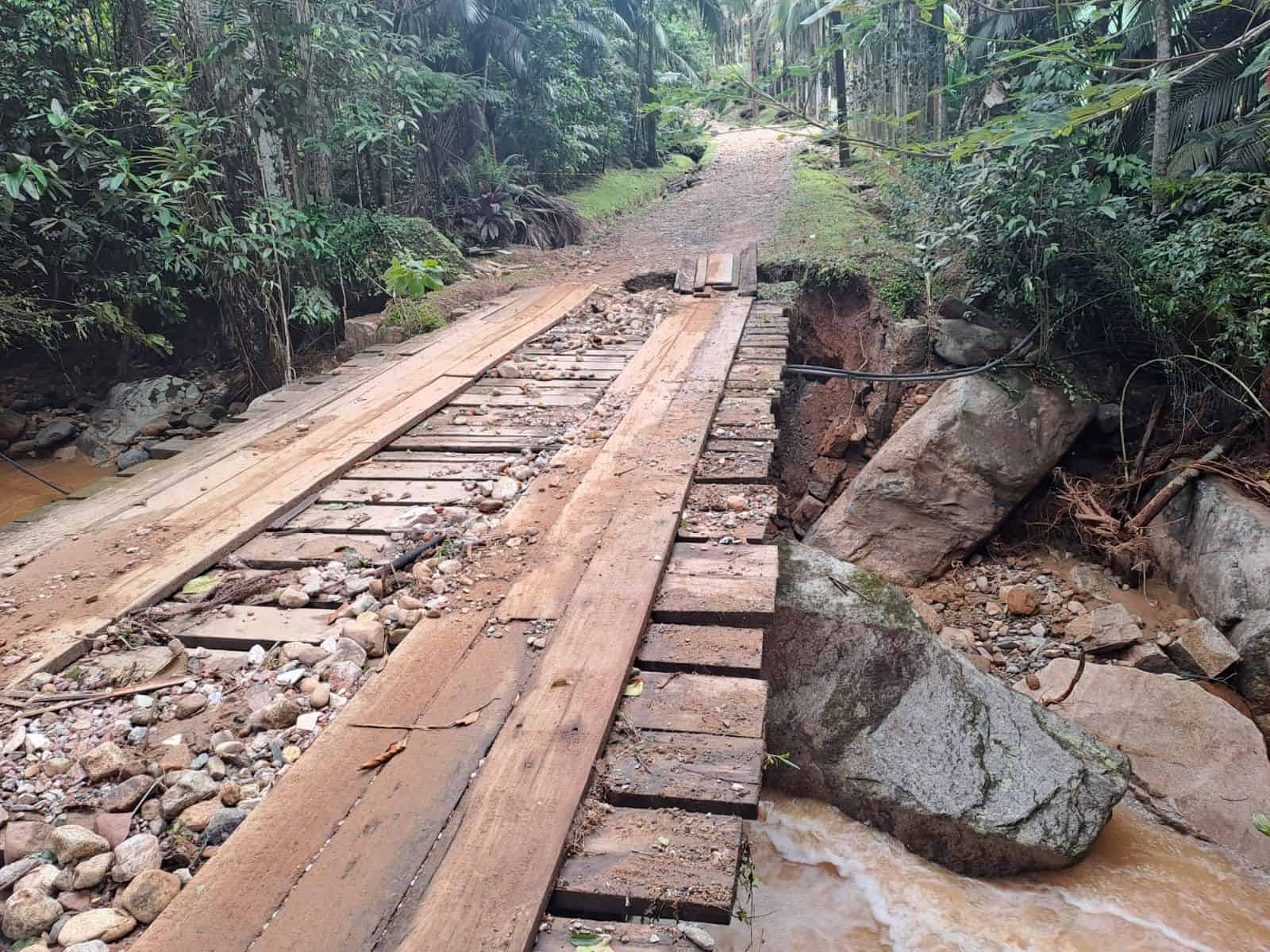 Após vistoria técnica, foram constatados diversos problemas na estrutura da ponte do candonga por isso foi interditada