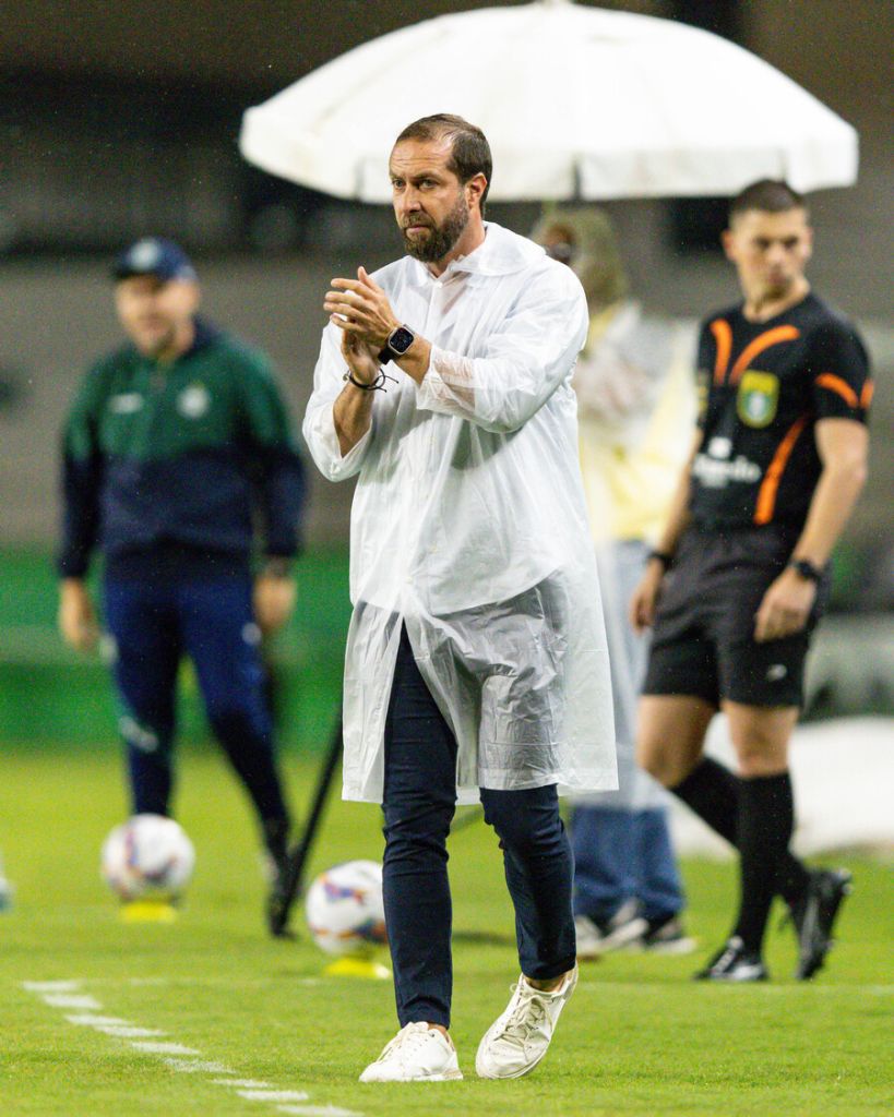 tecnico do rio branco no jogo contra o coritiba 1