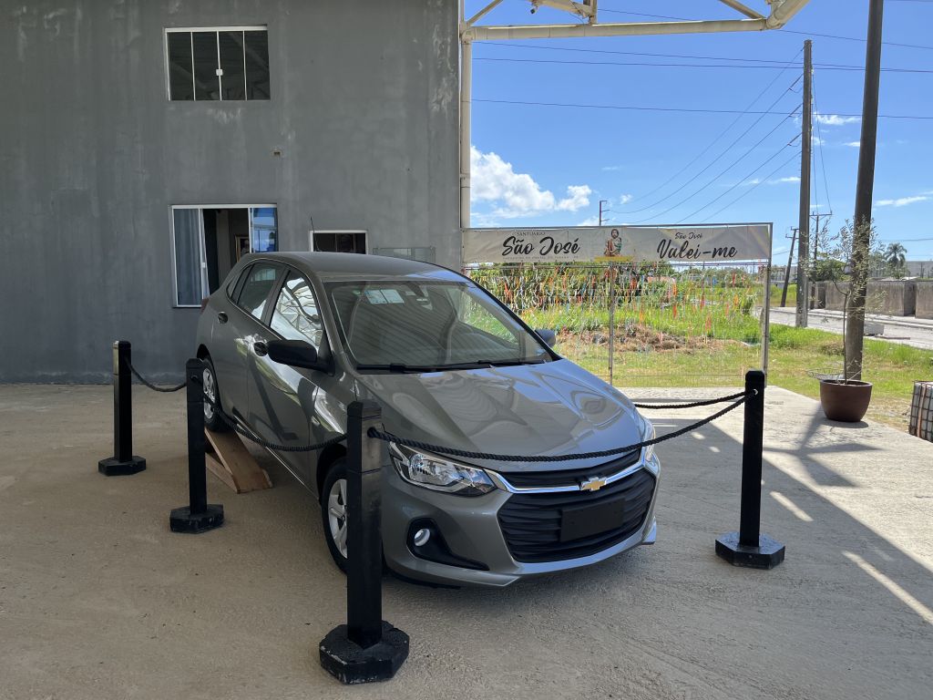 Carro Chevrolet exposto em um ambiente externo, com a visibilidade de um local comercial e sob um céu azul. 25.ª Festa de São José acontece em Pontal do Paraná de 7 a 19 de março