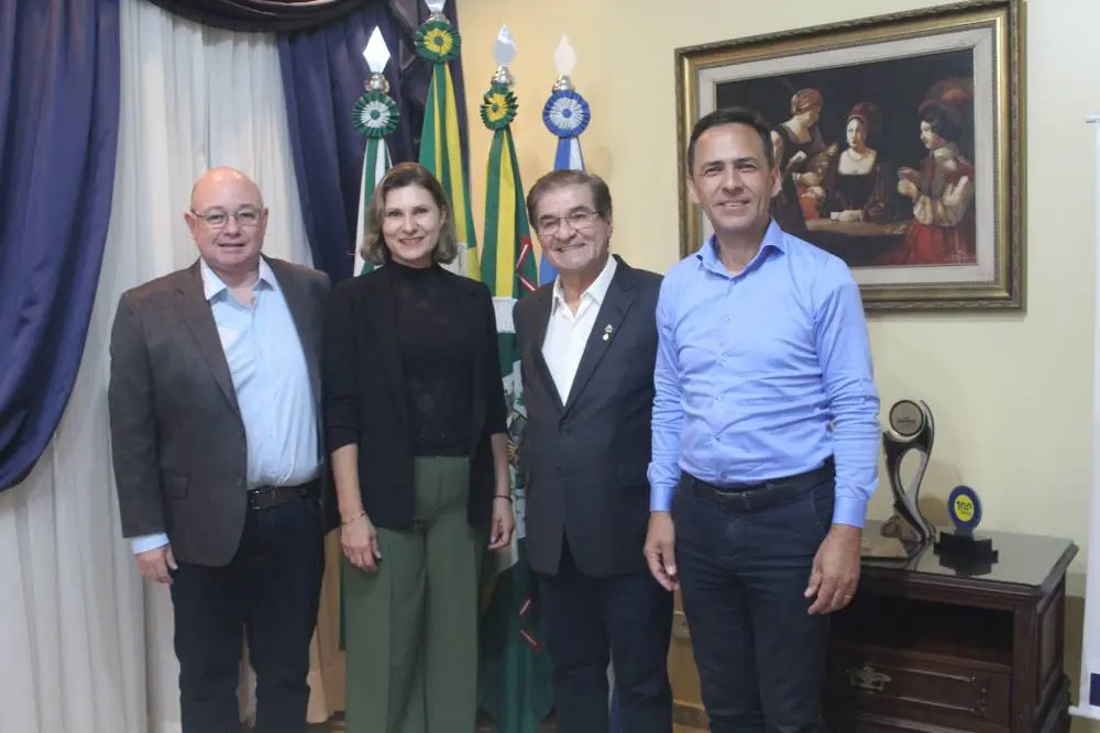 O presidente da Câmara Municipal, Adalberto Araújo, a vice-prefeita Fabiana Parro, o presidente da ACIAP, Eloir Martins, e o prefeito Adriano Ramos, em reunião na sede da ACIAP. / Foto: Folha do Litoral News