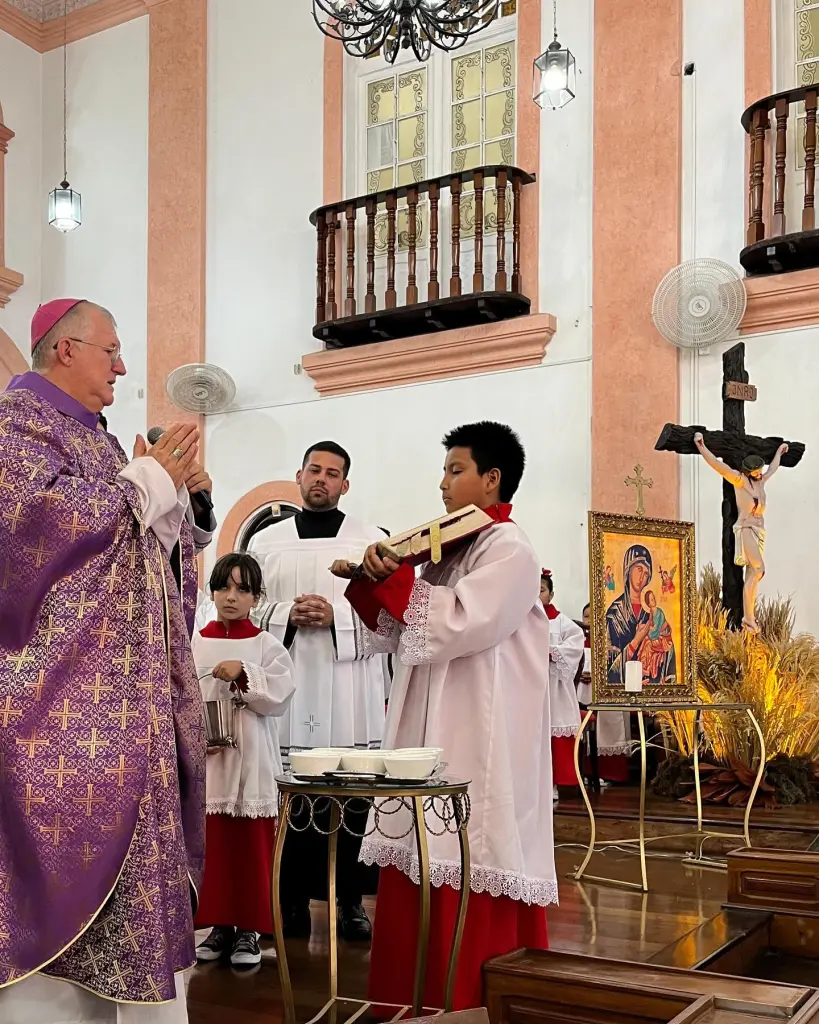 “A liturgia nos convida a buscarmos a conversão pessoal, social e ecológica, em sintonia com a Campanha da Fraternidade deste ano”, destacou o Bispo Diocesano Dom Edmar Peron. / Foto: Catedral Diocesana de Paranaguá