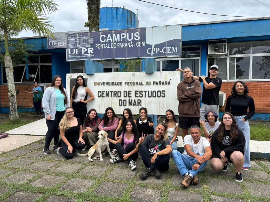 A programação incluiu uma solenidade oficial na sexta-feira a partir das 14h, no Anfiteatro do Centro de Estudos do Mar, onde foram realizadas homenagens, apresentações sobre a história do curso e discursos de autoridades (Foto: Reprodução/UFPR)