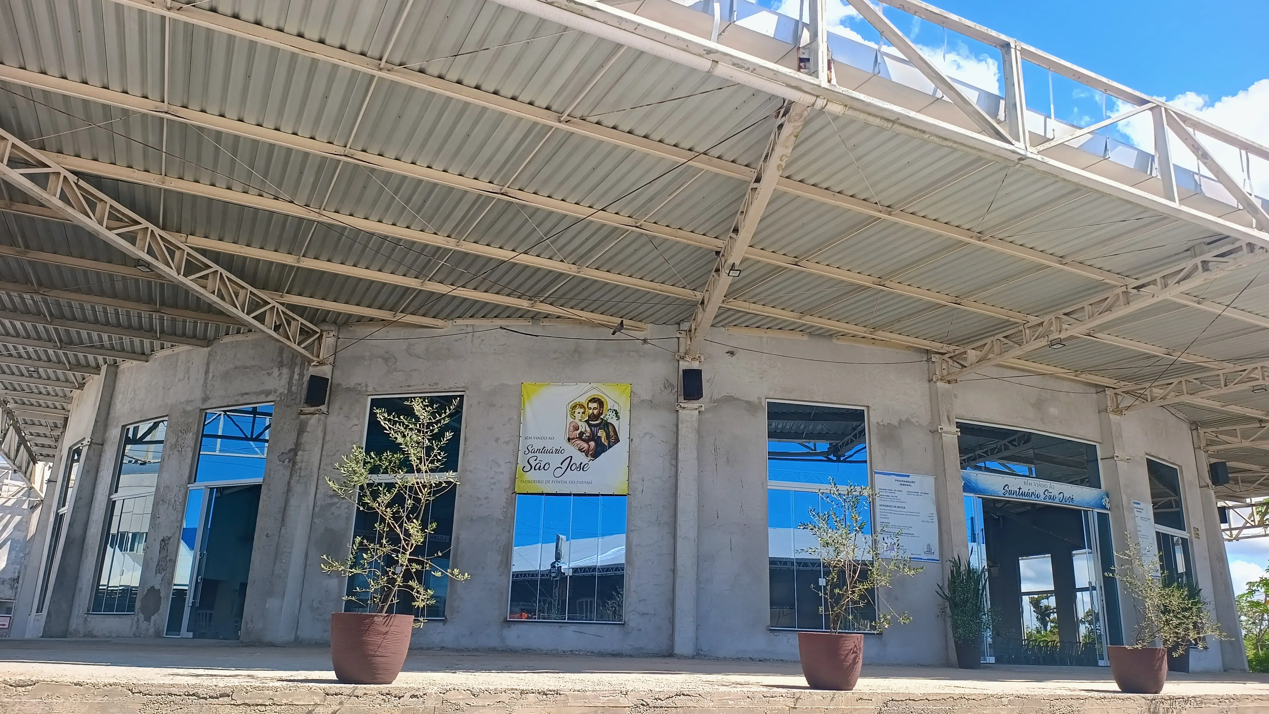 Imagem do Santuário São José, apresentando a arquitetura moderna e um ambiente acolhedor com plantas decorativas na entrada. 25.ª Festa de São José acontece em Pontal do Paraná de 7 a 19 de março