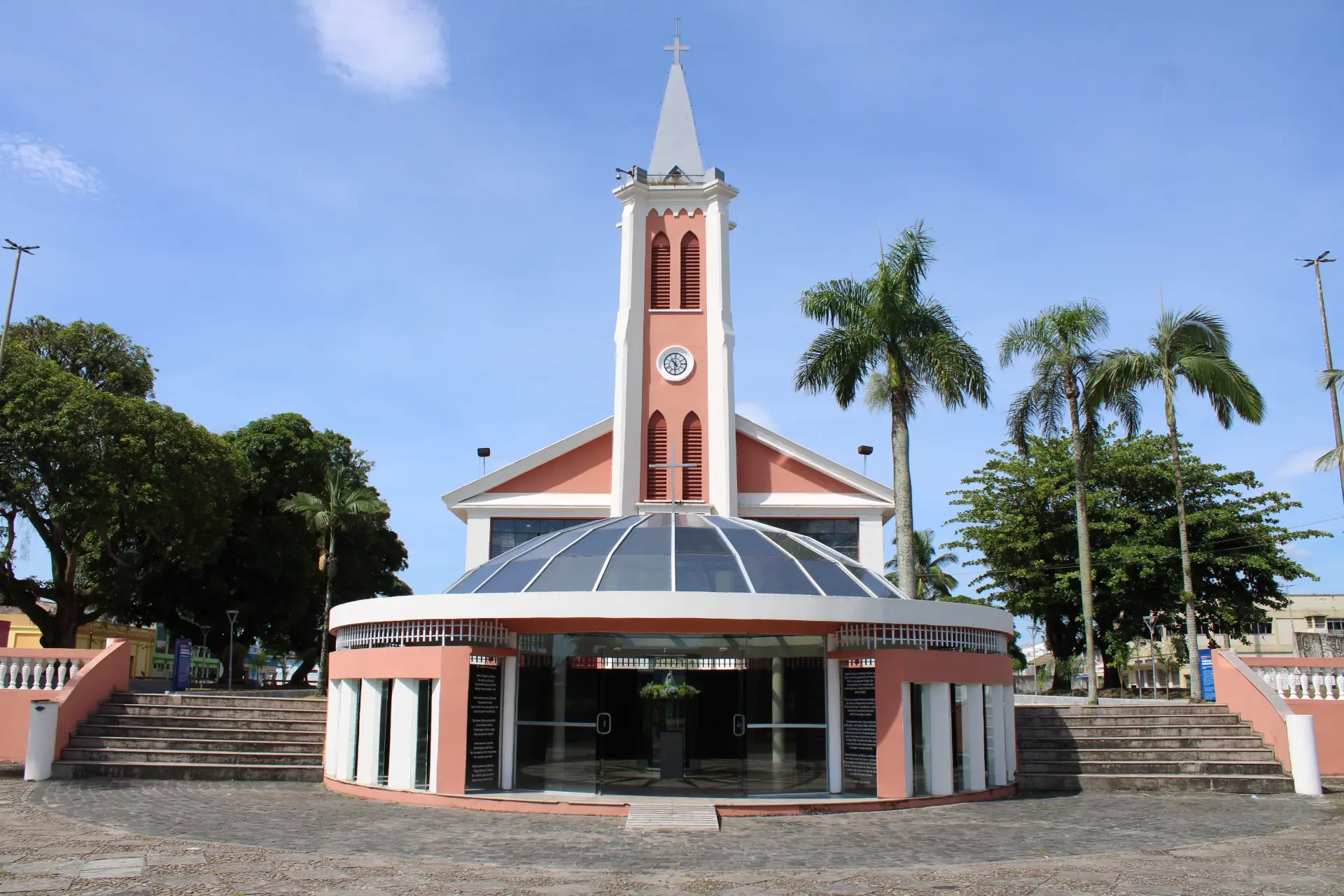 Igreja com arquitetura moderna e design marcante, rodeada por árvores e um céu claro. Local ideal para visitas e fotografias. Festa das Mães acontece no Santuário do Rocio de 8 a 11 de maio