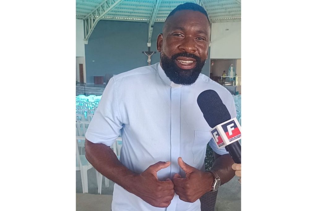 Homem sorrindo em uma entrevista, vestido com camisa clara, falando ao microfone em um ambiente interno. A foto destaca um ambiente de evento. 25.ª Festa de São José acontece em Pontal do Paraná de 7 a 19 de março
