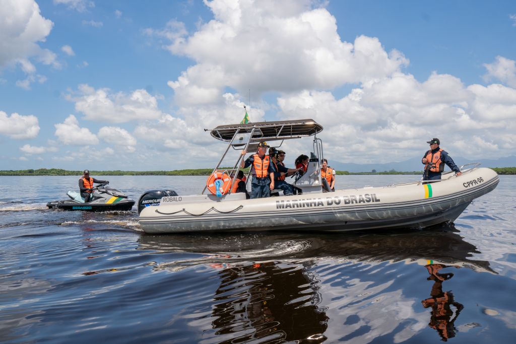 Durante a temporada de verão, a Capitania dos Portos do Paraná realiza a Operação Navegue Seguro, que atua na inspeção de embarcações, marinas, documentação e velocidade das embarcações nos principais polos de circulação marítima: Baía de Guaratuba, Baía de Paranaguá, Pontal do Paraná e Ilha do Mel. / Foto: Claudio Neves / Portos do Paraná