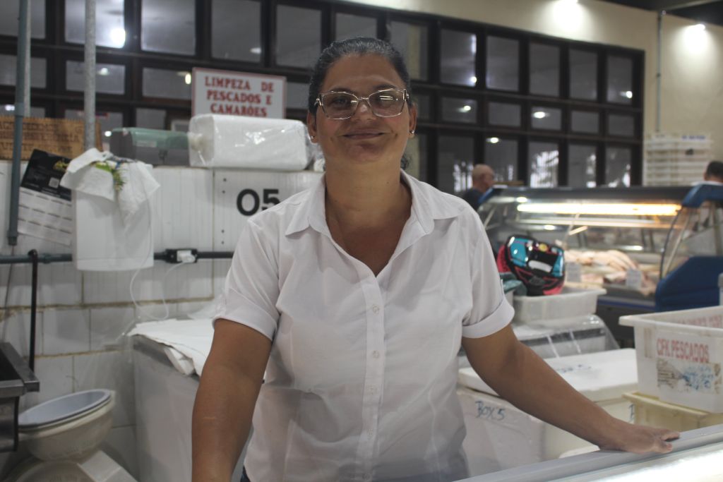 Comerciantes do Mercado do Peixe estão otimistas pelas vendas na Semana Santa 2 Para Juçara Lopes, comerciante no Mercado do peixe há 12 anos, o movimento foi positivo nos últimos dias com relação a procura pelos pescados (Foto: Folha do Litoral News)