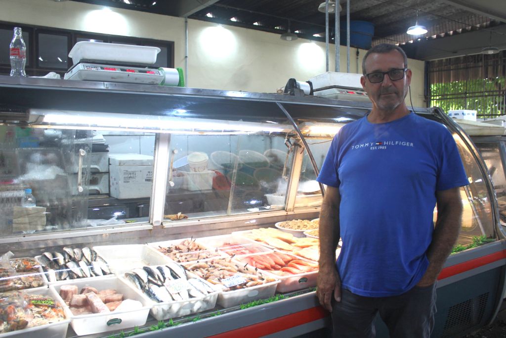 Comerciantes do Mercado do Peixe estão otimistas pelas vendas na Semana Santa 4 Para o comerciante, Laércio Ardigo, o movimento ainda está fraco, podendo aumentar a partir da quarta-feira, 16, à tarde em torno de 70% a 80% (Foto: Folha do Litoral News)