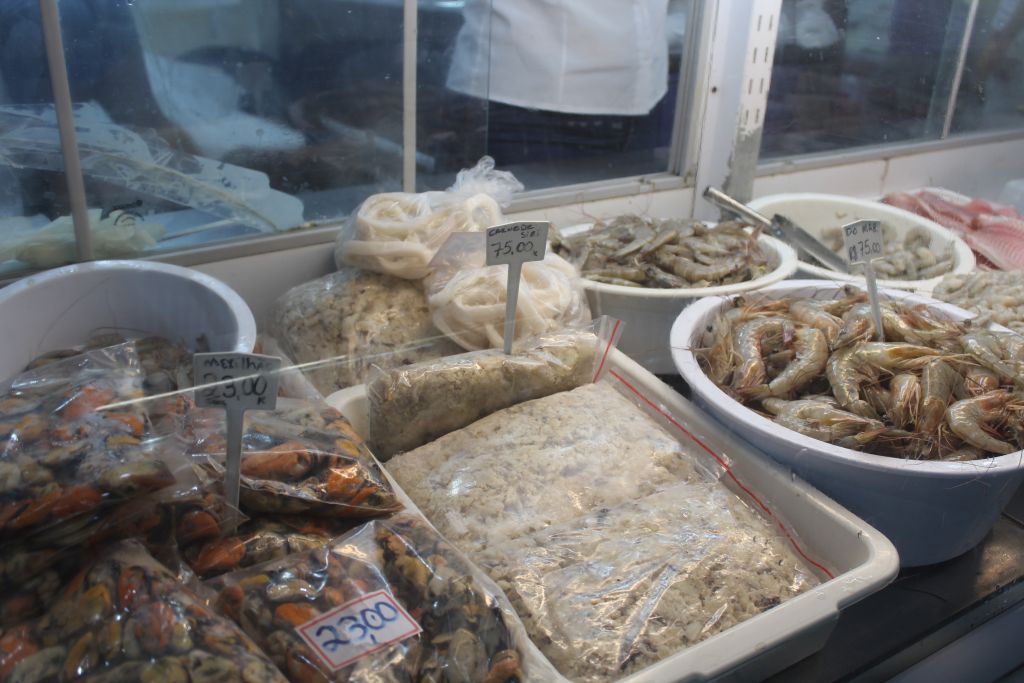 Comerciantes do Mercado do Peixe estão otimistas pelas vendas na Semana Santa 5 Comparado aos anos anteriores, para Laércio, a procura pelos pescados não aumentaram (Foto: Folha do Litoral News)