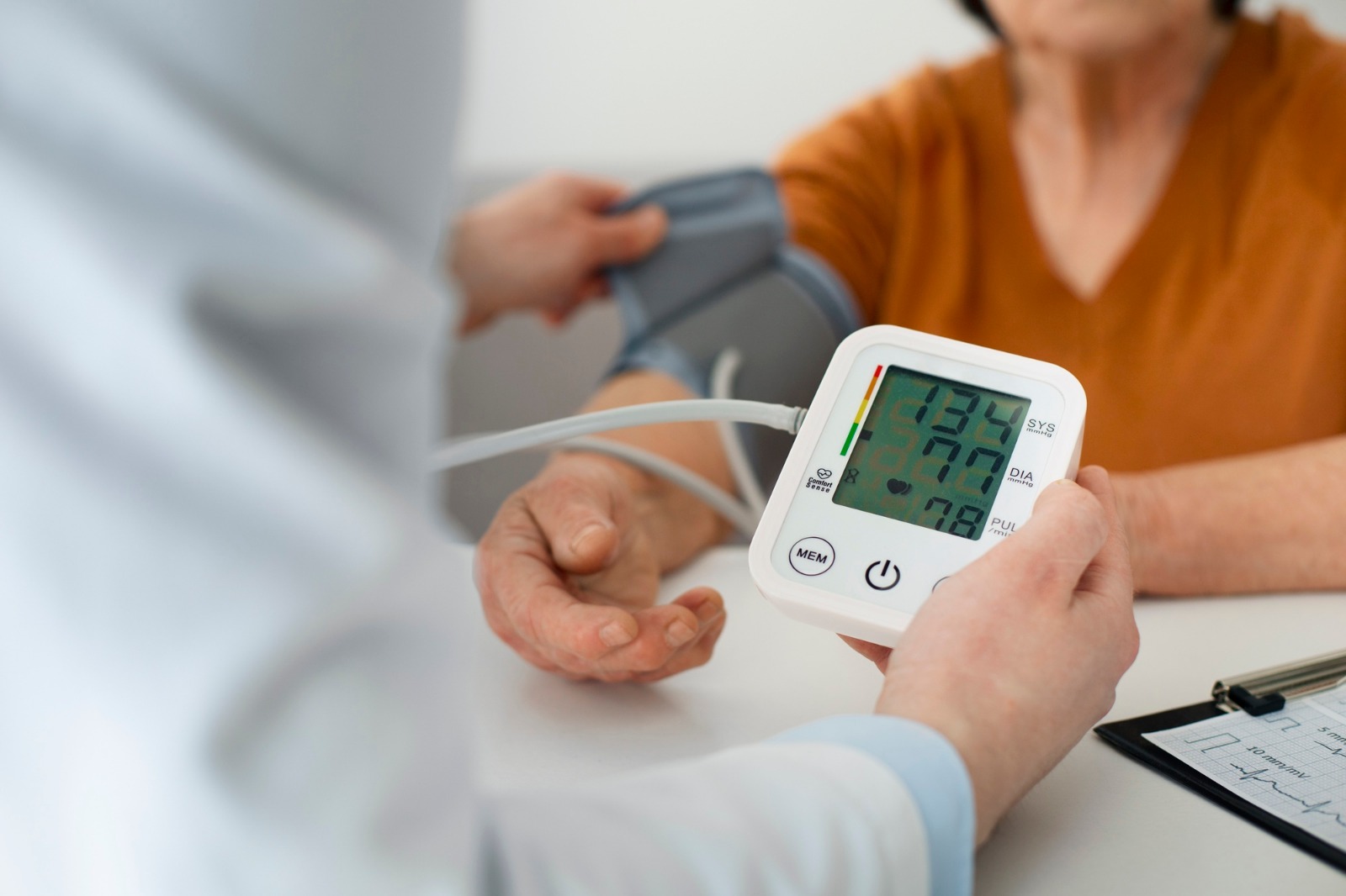 A data visa conscientizar e alertar a população sobre a importância prevenção, cuidado e o acompanhamento médico correto da doença, que é silenciosa (Foto: Ilustrativa/Freepik)