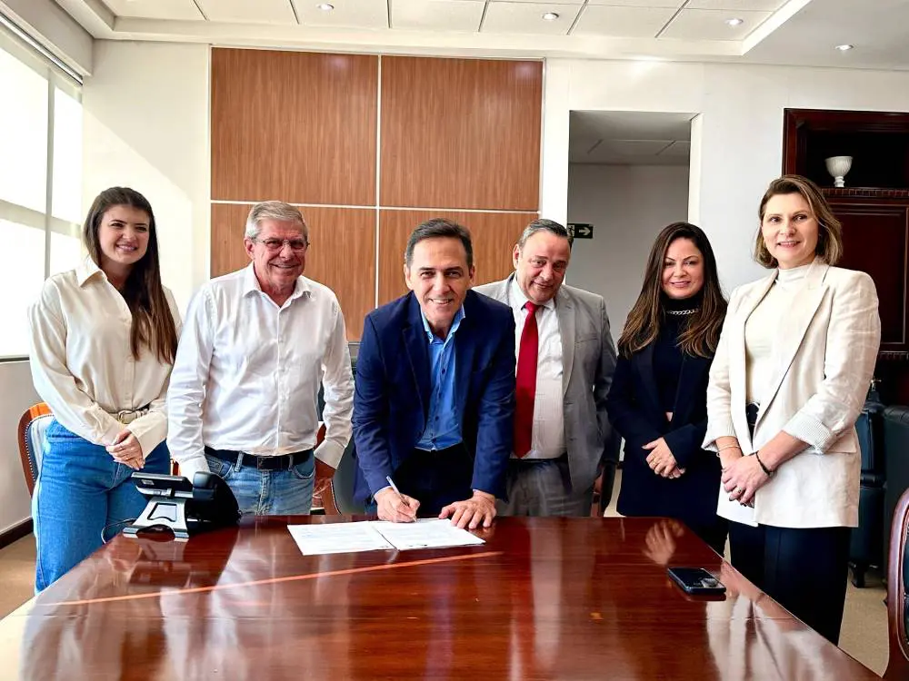 “Essa reunião foi muito importante, buscamos soluções tanto para habitação quanto para regularização fundiária", afirma o prefeito. / Foto: Vanessa Yared