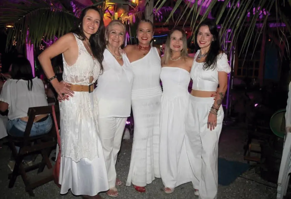 Aniversariante Chris, com as charmosas mulheres da família. Dona Ada, filha Vanessa, irmã Margareth e filha Marília