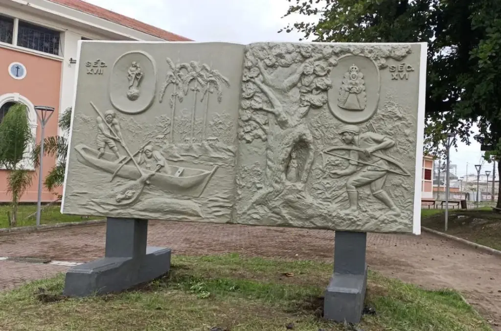Relógio solar da Praça João Gualberto é restaurado em Paranaguá 1 2 biblia do rocio em paranagua 1