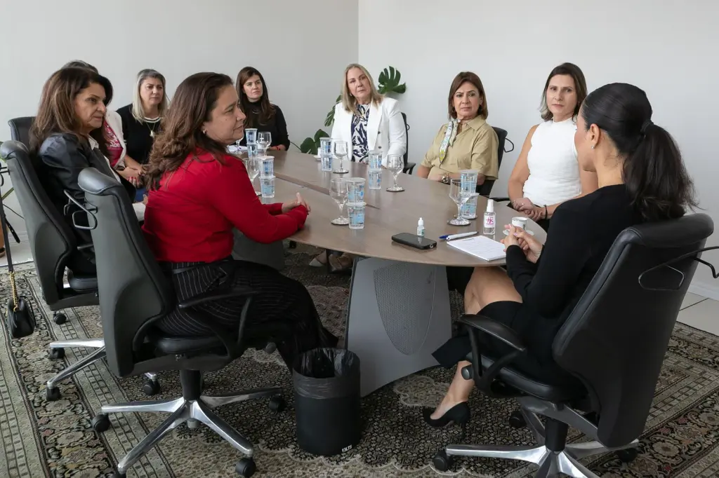 Primeira-dama de Paranaguá e vice-prefeita cumprem agenda com primeira-dama do Paraná 3 2 reuniao com primeira dama do parana com representantes de paranagua