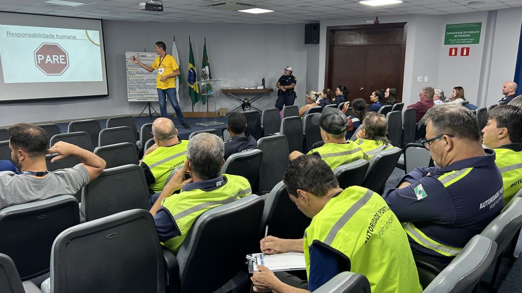 Trânsito seguro é tema de palestra na Portos do Paraná 1 2portos do parana transito palestra