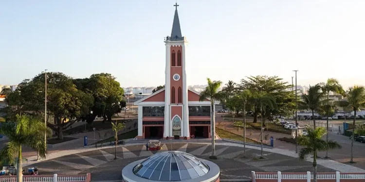 Santuário do Rocio celebra 105 anos como símbolo de fé e história em Paranaguá 1 Anualmente, no dia 15 de novembro, no dia de Nossa Senhora do Rocio, mais de 150 mil pessoas visitam a igreja centenária. / Foto: Divulgação/Santuário do Rocio