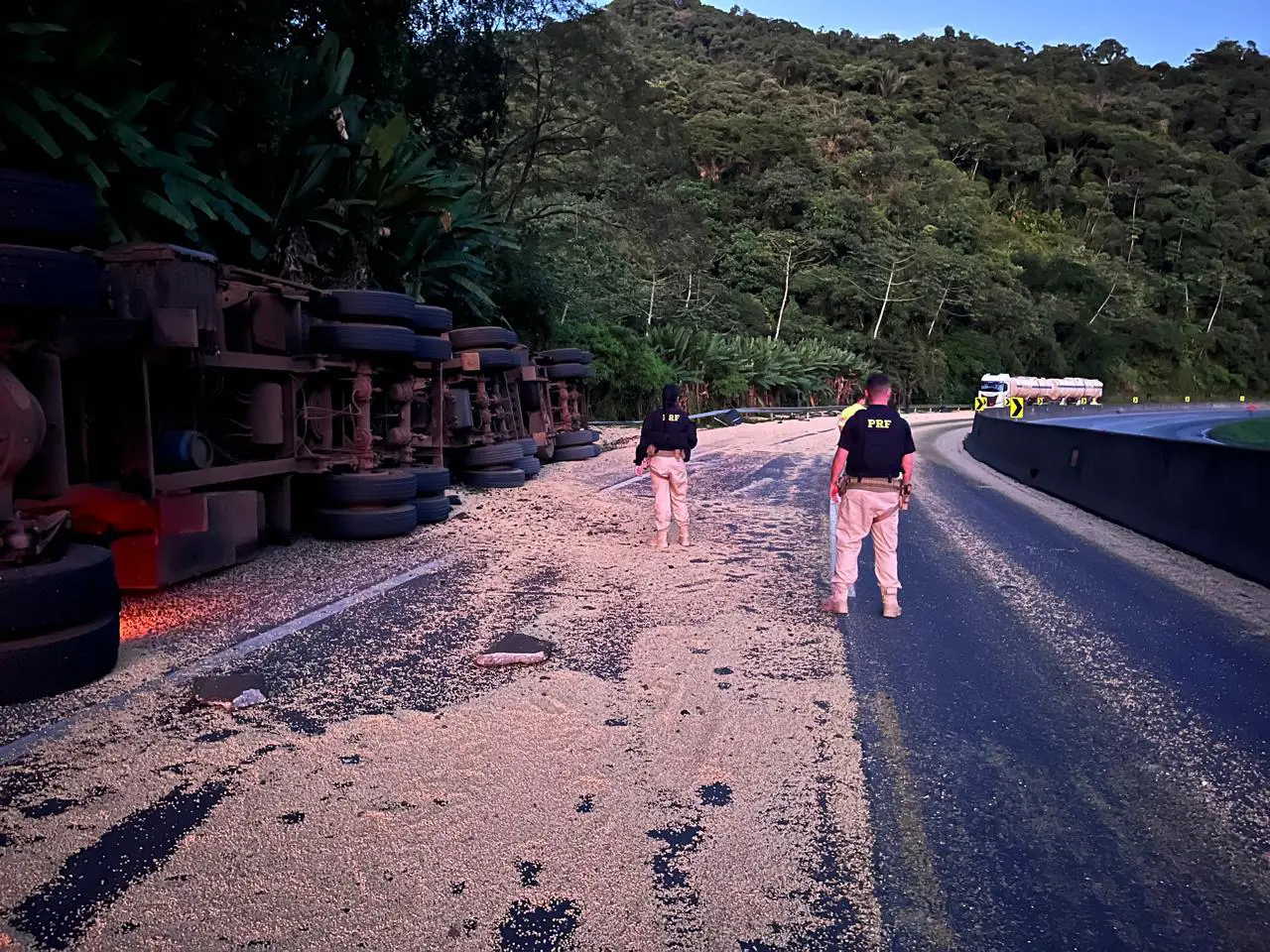 O acidente resultou no derramamento de soja e etanol na rodovia (Foto: Divulgação/PRF)