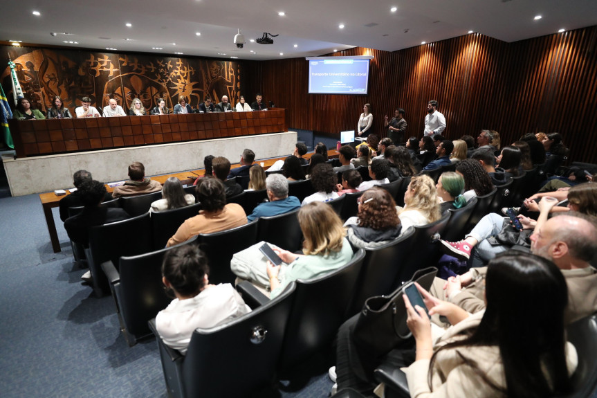 Sem transporte, estudantes das universidades públicas do litoral enfrentam desafios e dificuldades na locomoção 2 Audiência Pública contou a presença de professores, alunos e gestores municipais para levantar soluções que resolvam os transtornos na locomoção de universitários nas cidades do litoral paranaense (Foto: Orlando Kissner/Alep)