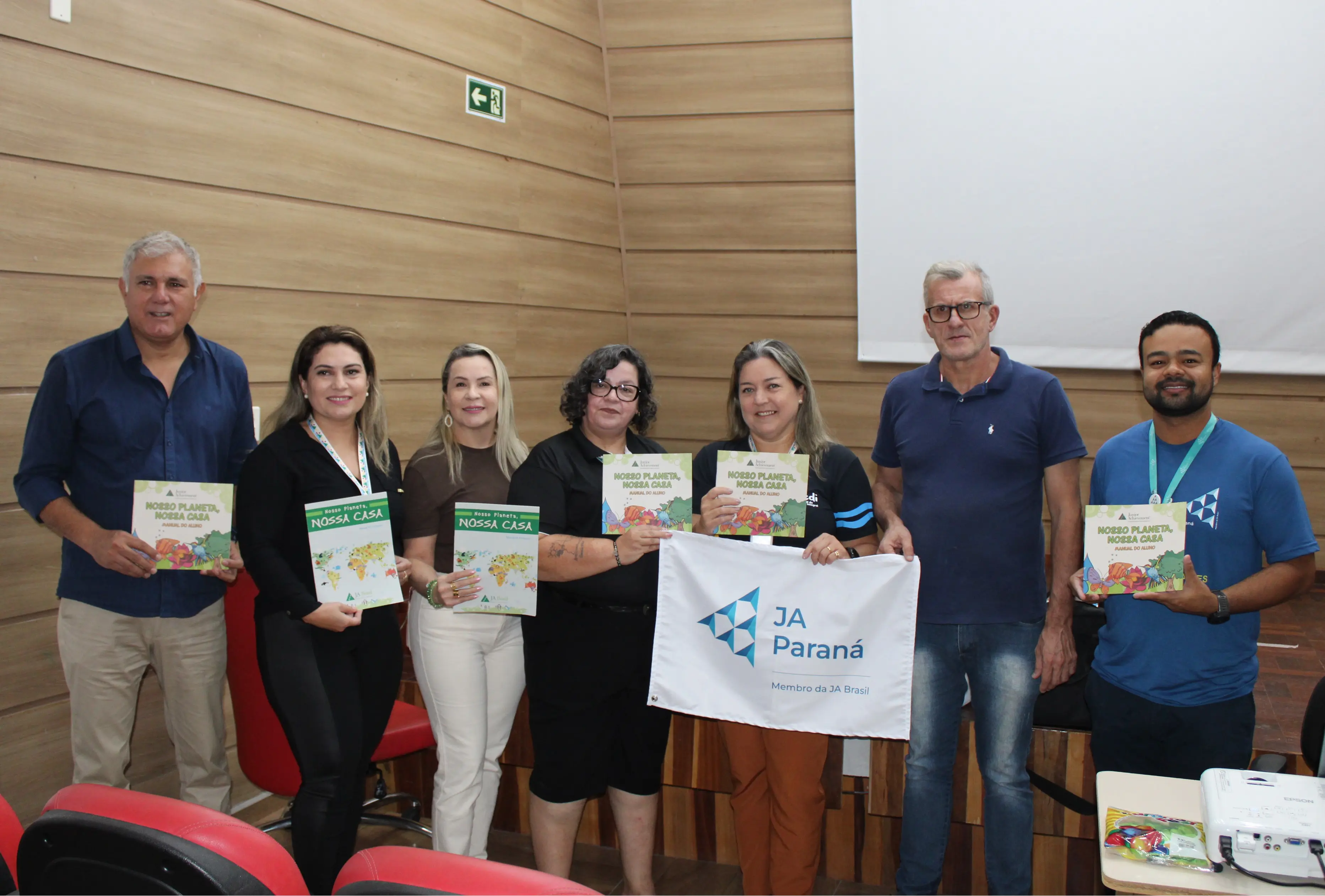 O evento aconteceu no Auditório da Secretaria de Educação da cidade visando promover a conscientização ambiental entre alunos do 4.º ano de 30 escolas do município, ação que deverá alcançar cerca de mil estudantes (Foto: Folha do Litoral News)