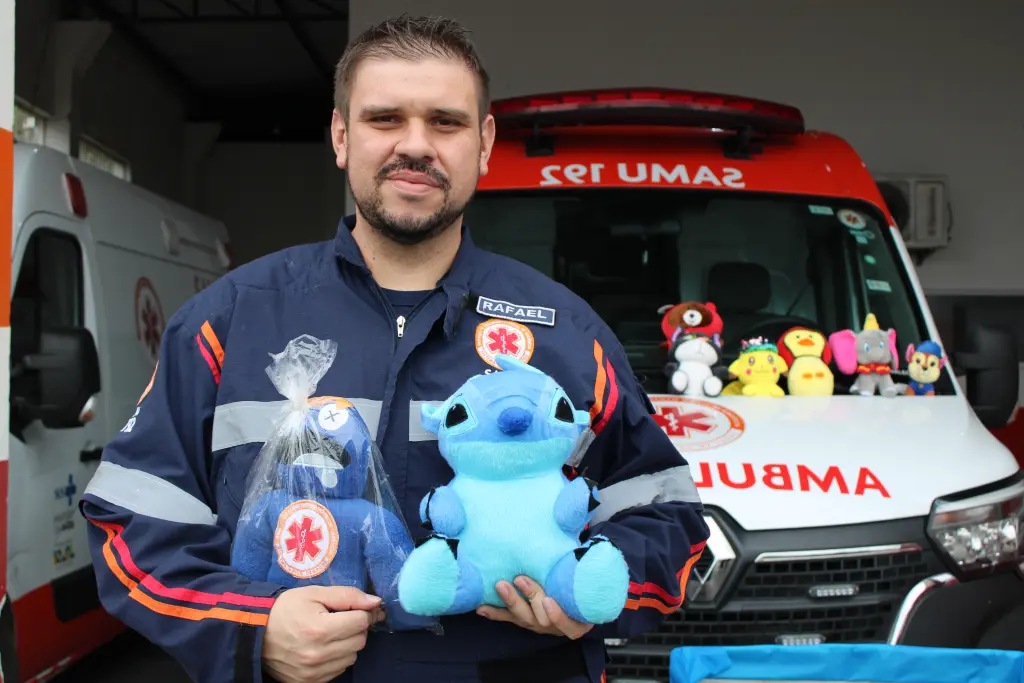 SAMU Litoral arrecada ursos de pelúcia para trazer conforto em atendimentos emergências 1 Para Rafael, o acolhimento emocional em situações de emergência faz toda a diferença (Foto: Folha do Litoral News)