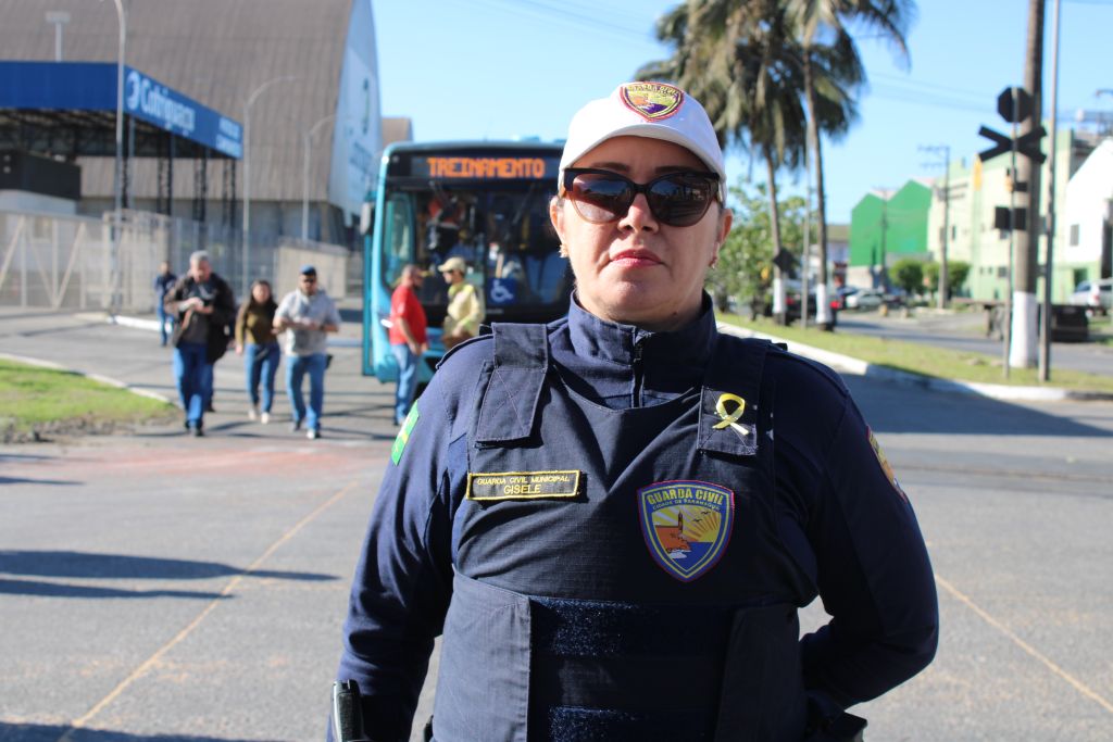 Simulação de acidente ferroviário aconteceu em Paranaguá na quinta-feira 2 A superintendente de Trânsito da Guarda Civil Municipal (GCM) de Paranaguá, Gisele Tavares, destaca a importância da iniciativa e explica como o exercício contribui para a melhoria do atendimento às vítimas em casos reais (Foto: Folha do Litoral News)