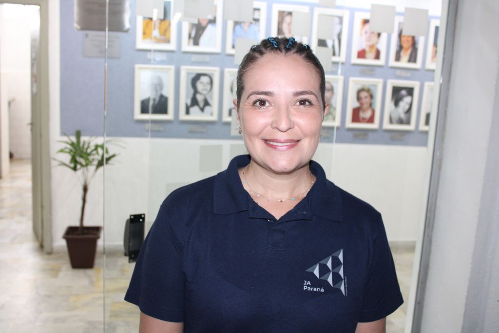 Professores da rede municipal de ensino de Paranaguá participam de capacitação sobre conscientização ambiental 3 Caroline Lesniovski Dávila, Analista de Parcerias da Organização Junior Achievement no Estado, explica o objetivo e o funcionamento do projeto, e como funcionará a capacitação com os professores (Foto: Folha do Litoral)