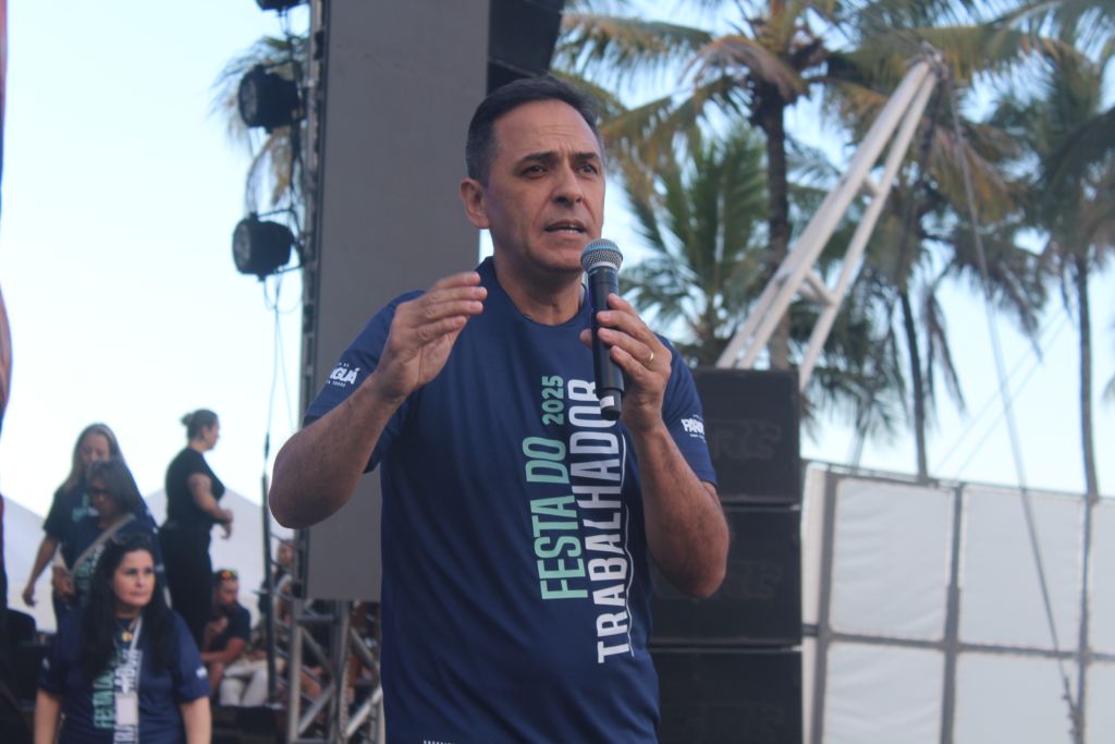 Festa em comemoração ao Dia do Trabalhador reúne mais de 30 mil pessoas em Paranaguá 4 O prefeito Adriano Ramos ressaltou a participação da população na festa e destacou os preparativos para as próximas comemorações na cidade (Foto: Folha do Litoral News)