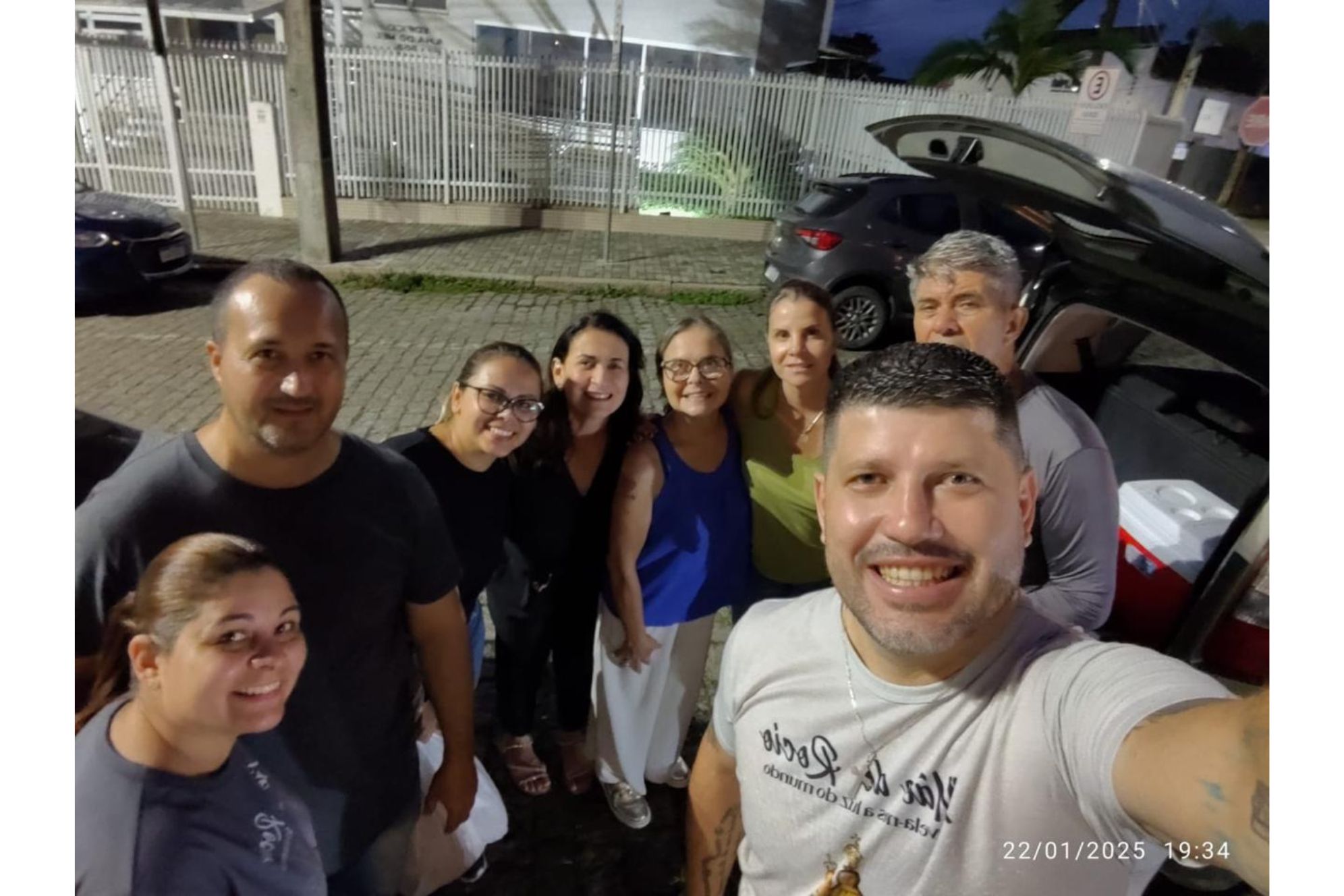 Grupo de amigos sorrindo juntos em uma noite, destacando a amizade e os momentos felizes compartilhados. Uma celebração em boa companhia. Pastoral "Visíveis para Cristo" realiza ações de apoio, fé e reinserção social com moradores em situação de rua de Paranaguá