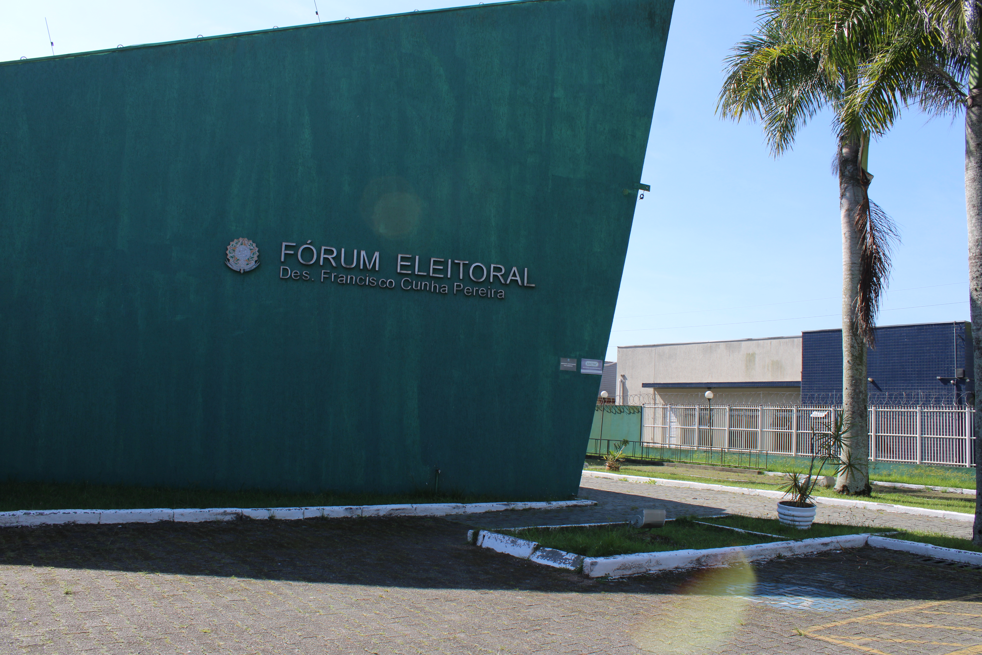 O anúncio foi feito durante coletiva de imprensa realizada na manhã da sexta-feira, 9, na 5.ª Zona Eleitoral de Paranaguá, pelo juiz eleitoral Dr. Leonardo Marcelo Mounic Lago (Foto: Folha do Litoral News)