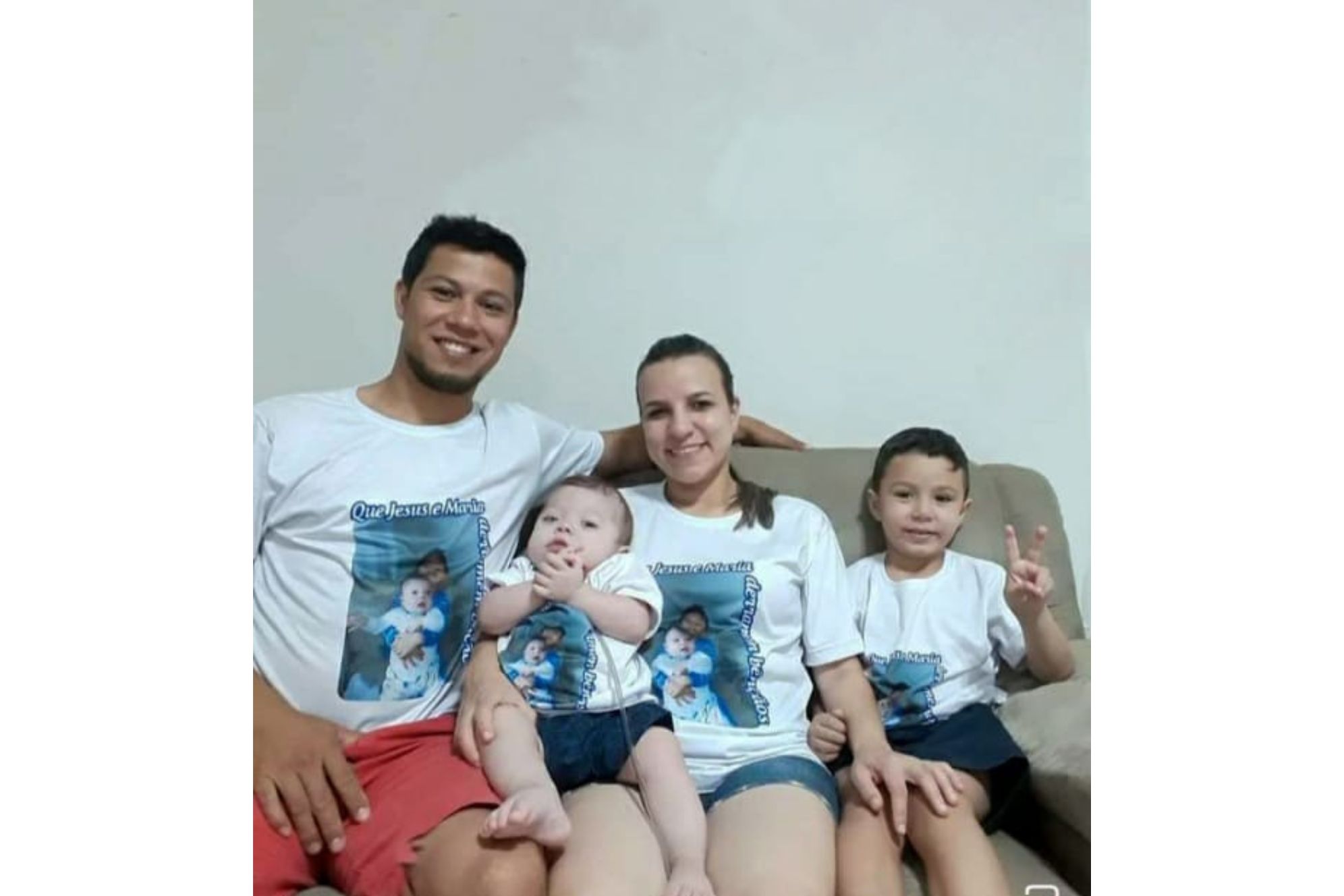 Família sorridente em cores pastéis, todos usando camisetas personalizadas com imagens infantis, mostrando um momento de união e alegria em casa. A maternidade e o poder do amor que transforma a vida da família de Tatianne Nunes