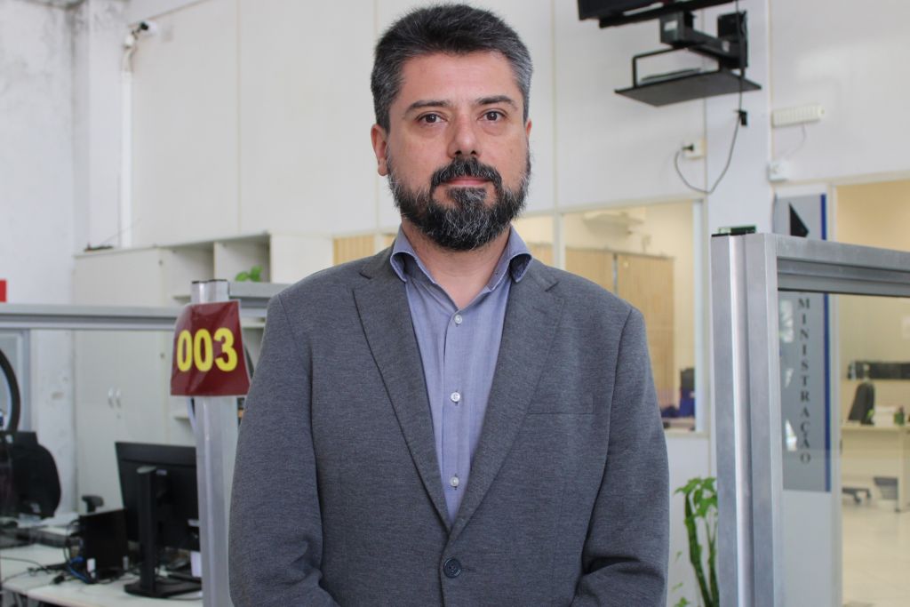 Cerca de 4.500 cidadãos podem ter o título cancelado após o dia 19 de maio em Paranaguá 1 De acordo com o juiz Leonardo Mounic, em Paranaguá, cerca de 4.500 cidadãos estão negativados com a Justiça Eleitoral (Foto: Folha do Litoral News)