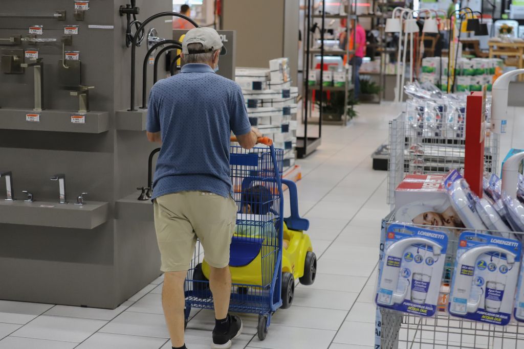 Melhor desempenho do País: Paraná lidera crescimento das vendas no comércio em março 1 Idoso empurrando carrinho de compras em uma loja de materiais de construção, com prateleiras de produtos ao fundo. Um passeio simples e eficiente entre as ofertas do mercado. Melhor desempenho do País: Paraná lidera crescimento das vendas no comércio em março