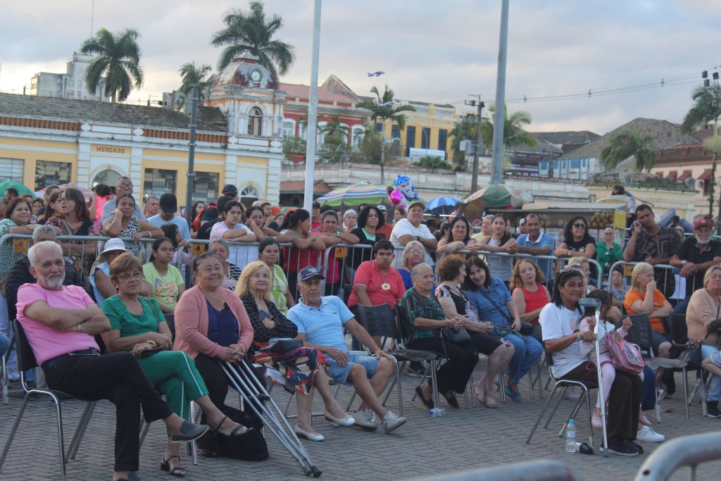 Festa em comemoração ao Dia do Trabalhador reúne mais de 30 mil pessoas em Paranaguá 11 IMG 7973