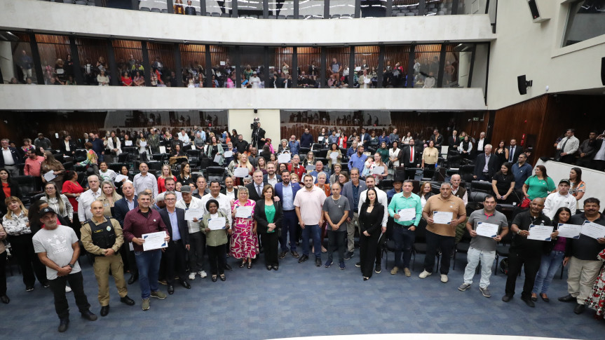 Líderes comunitários foram homenageados e receberam certificado com Voto de Louvor e Congratulações (Créditos: Valdir Amaral/Alep)