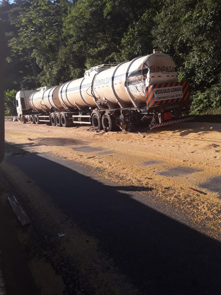 Acidente entre dois caminhões, na região de Morretes, causa vazamento de etanol na BR-277 1 WhatsApp Image 2025 05 20 at 11.47.45 1
