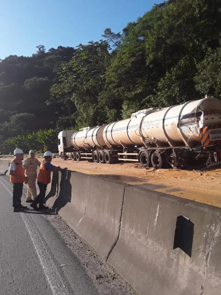 Acidente entre dois caminhões, na região de Morretes, causa vazamento de etanol na BR-277 4 WhatsApp Image 2025 05 20 at 11.47.45 2