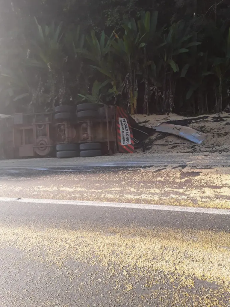 Acidente entre dois caminhões, na região de Morretes, causa vazamento de etanol na BR-277 2 WhatsApp Image 2025 05 20 at 11.47.46 1