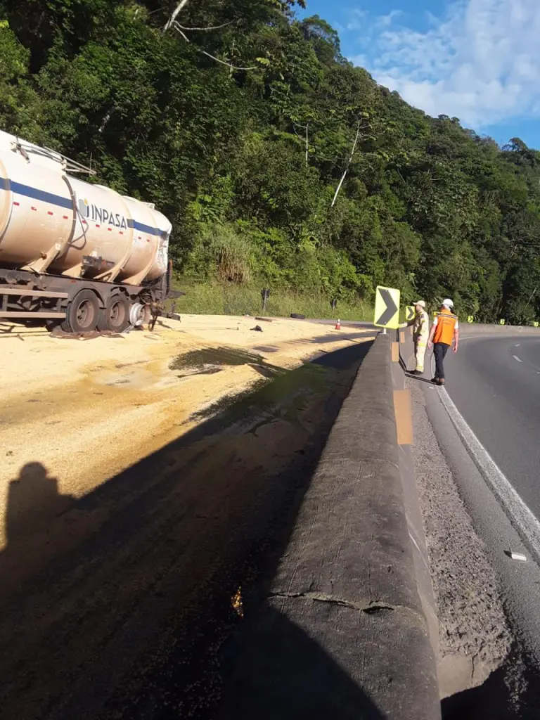 Acidente entre dois caminhões, na região de Morretes, causa vazamento de etanol na BR-277 3 WhatsApp Image 2025 05 20 at 11.47.46