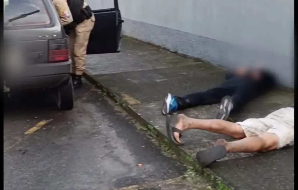 No interior do carro, os policiais localizaram uma bolsa preta contendo quatro pedras de crack