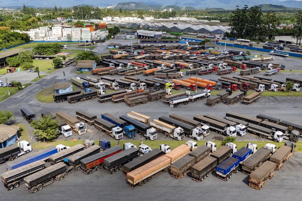 Porto de Paranaguá recebe o maior volume de caminhões da história no Pátio de Triagem 4 dji 20250401104640 0072 d copiar