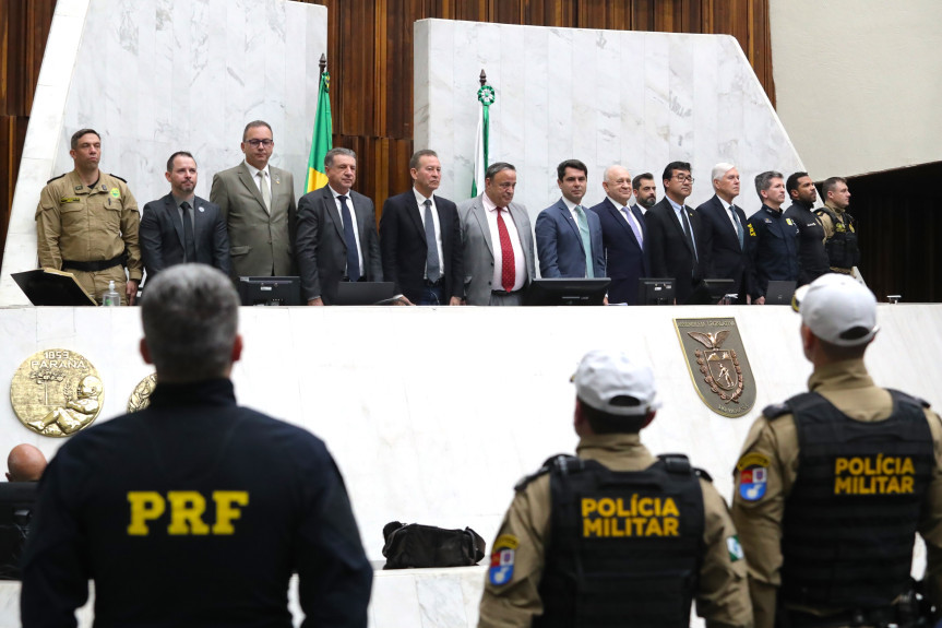 Solenidade ocorreu na noite desta terça-feira (6), no Plenário da Assembleia Legislativa do Paraná (Créditos: Orlando Kissner/Alep)
