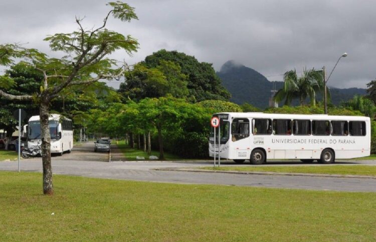 Conforme os próprios estudantes, as principais dificuldades incluem viagens que chegam a durar até quatro horas, falta de orçamento das universidades para custear o transporte e a instabilidade na oferta de veículos gratuitos pelos municípios (Foto: Divulgação/UFPR Litoral)