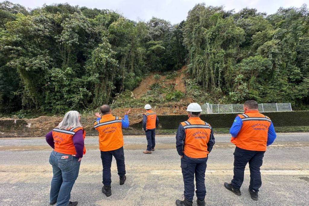 Pistas sentido litoral e capital são liberadas parcialmente após queda de barreira na região de Morretes 3 0d39e883 15b0 41bd 855c 3ef29a7c68b3