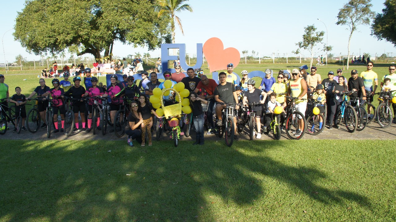 Passeio ciclístico encerra mês do Maio Amarelo em Paranaguá 1 Como parceiro da ação, o SEST/SENAT ofereceu serviços de saúde aos participantes, como aferição de pressão, testes de glicemia e massagem (Foto: Prefeitura de Paranaguá/SECOM)