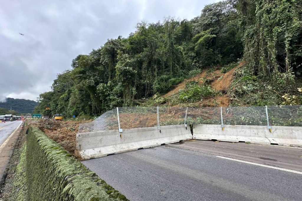 Pistas sentido litoral e capital são liberadas parcialmente após queda de barreira na região de Morretes 2 4bb4fc04 0e25 4b12 9bbf 393c614269df