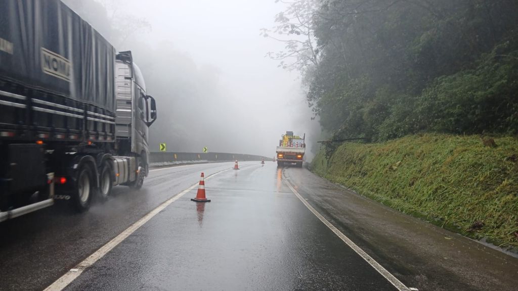 Pista sentido litoral da BR-277 está parcialmente interditada na região de Morretes 3 5bfbafa7 1258 4fee b981 bb4a16ccd113