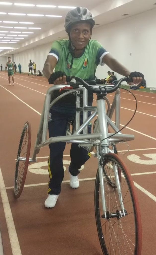 Com Parkinson, Edileusa dos Santos faz campanha para conseguir triciclo Petra e disputar Mundial de Atletismo na Índia 2 A compra da nova bicicleta Petra permitirá que Edileusa continue representando o Brasil nas competições. / Foto: Divulgação