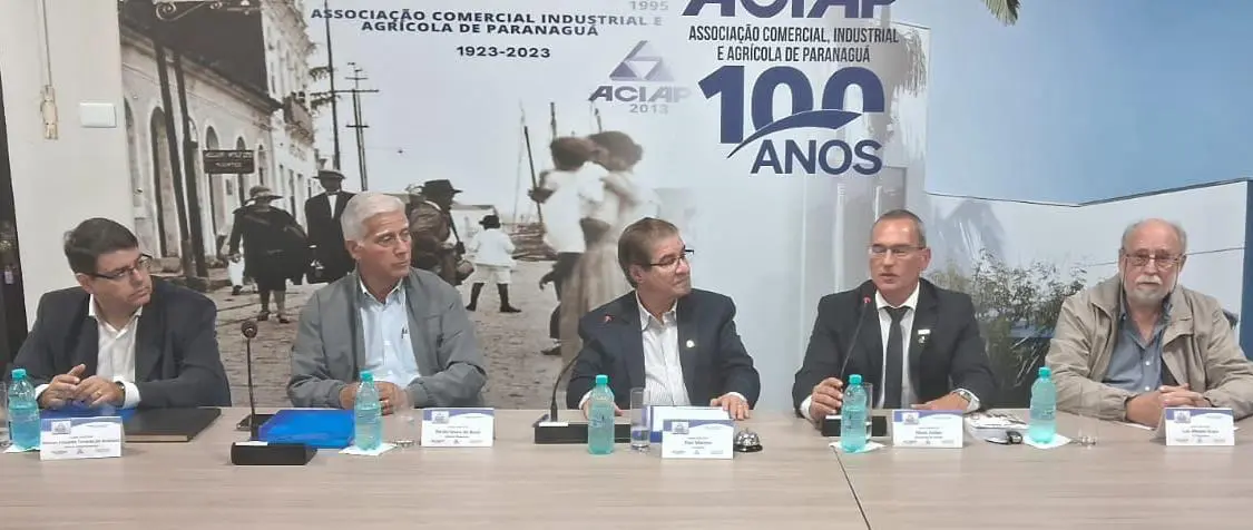 Na mesa de trabalho os diretores Marcos Andrade, Pérsio de Assis, o presidente Eloir Martins, o presidente da FACIAP - Flávio Furlan e Luiz Grani.