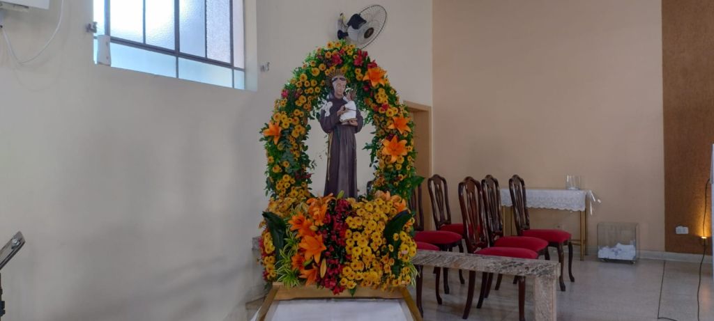 Santo Antônio é famoso pelos seus milagres matrimoniais, onde mulheres e homens clamam, por meio de promessas e orações, casamentos plenos e felizes